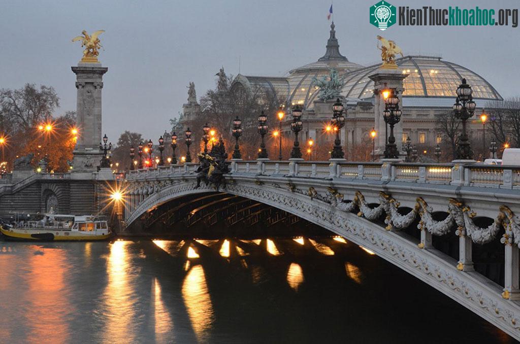 Cầu Pont Alexandre III vắt qua dòng sông Seine ở Paris, Pháp.