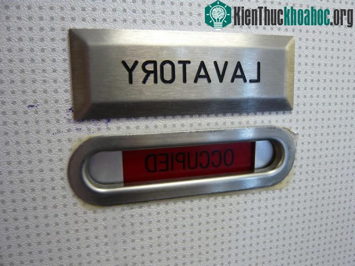 Hầu hết các nhà vệ sinh có thể được mở từ bên ngoài ngay cả khi đã bị khóa.
