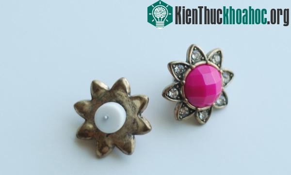 Cục tẩy nhỏ trên đầu viết chì có thể dùng làm đuôi hoa tai khá tuyệt đấy.