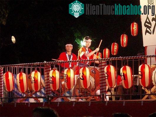 Những đêm hội ma quỷ "quậy tưng bừng" từ Đông sang Tây