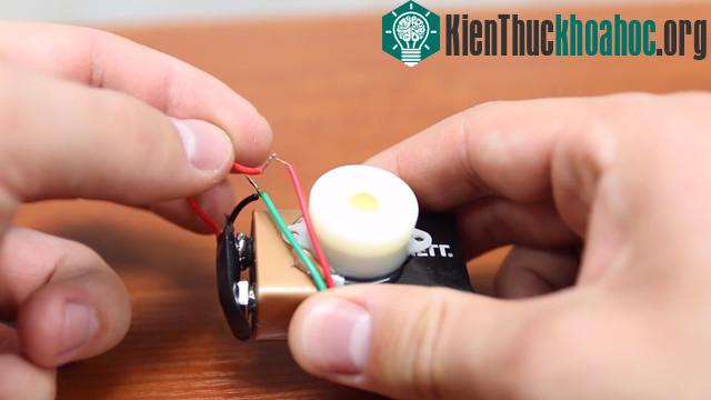 Thử kết nối đầu còn lại của 2 thiết bị để xem còi có hoạt động hay không.