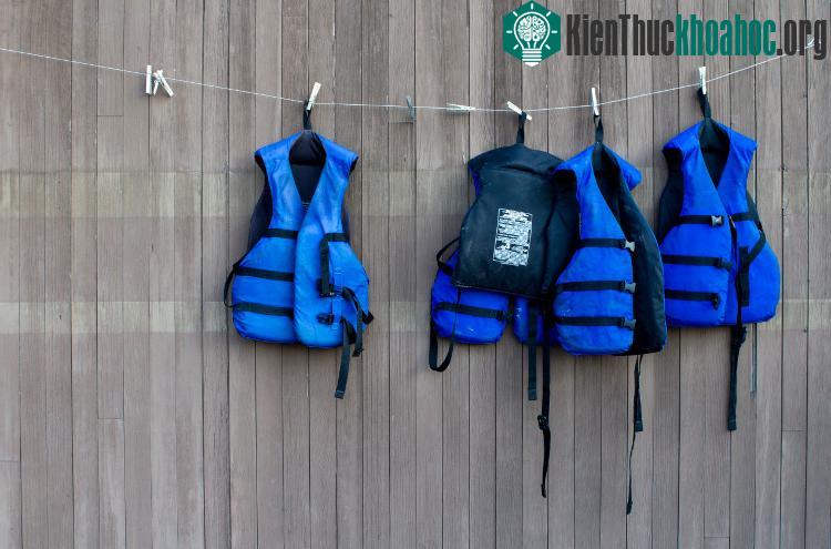 Tốt nhất nên làm căng áo phao trước khi máy bay rơi xuống biển nếu không bạn vẫn có khả năng chết chìm.