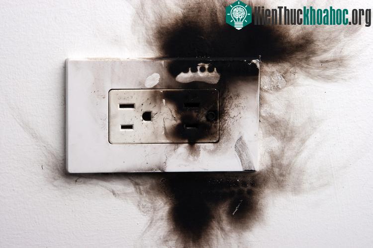 Dùng đồ điện kém chất lượng có thể gây chập điện.