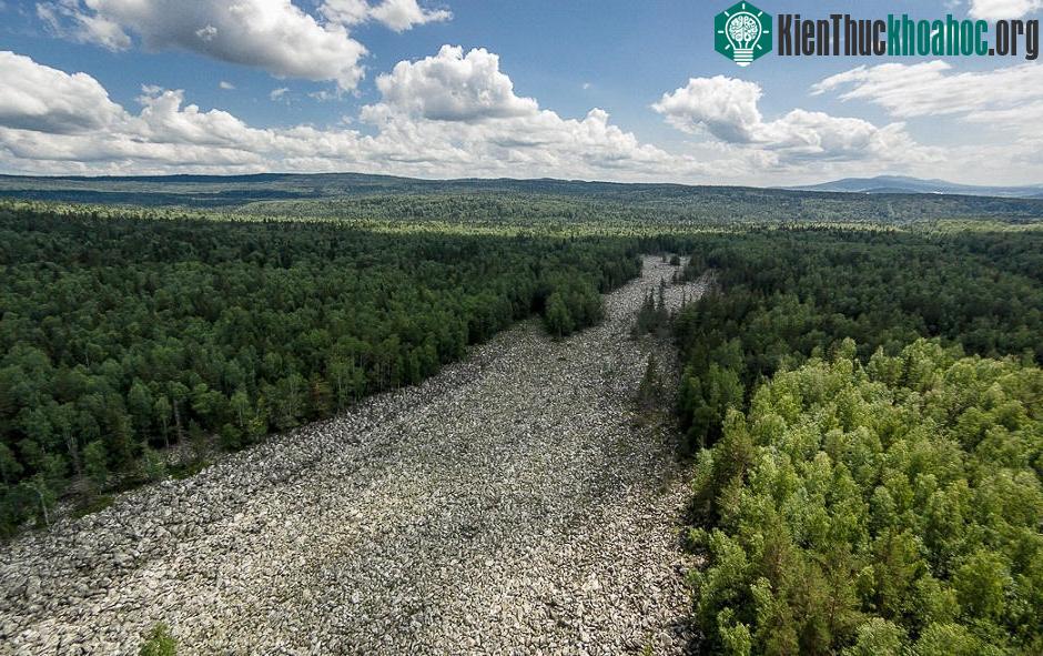 Phần lớn những tảng đá dưới sông Big Stone là loại đá thạch anh. Mỗi hòn có khối lượng từ 9-10 tấn và các lớp đá ở đây dày tới 6 m. Du khách có thể nghe thấy tiếng nước chảy từ dòng suối nhỏ dưới c...