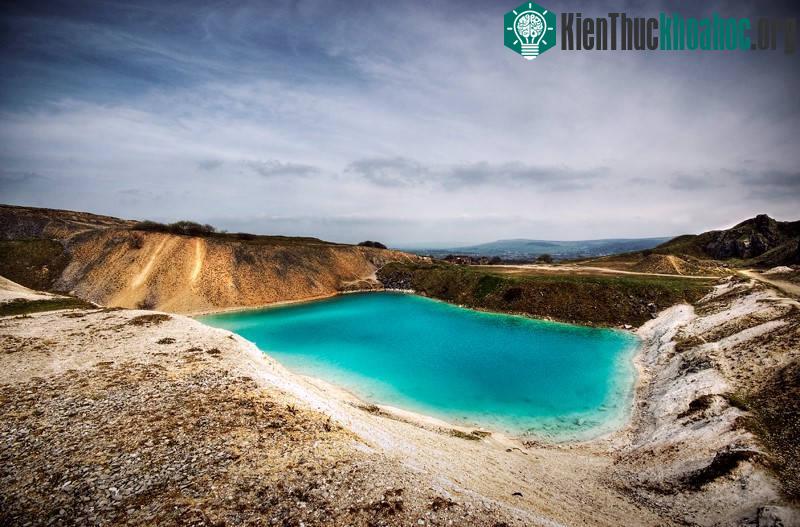 Blue Lagoon, Derbyshire, Anh: Đây là một mỏ đá cũ đã ngập nước. Khu vực này có màu xanh lạ do các hóa chất độc hại tiết ra từ các tảng đá. Hồ nước có độ pH là 11,3 (độ pH của amoniac là 11,5 và của...