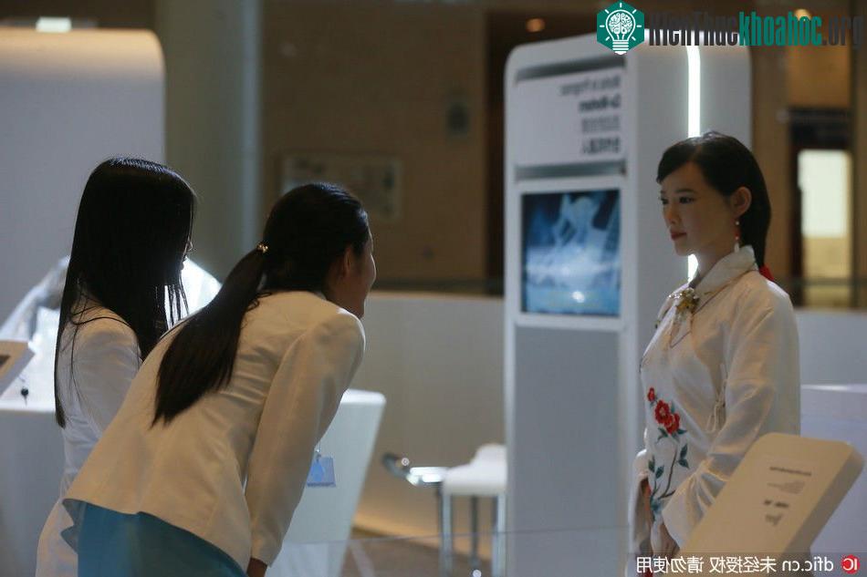 Tại nơi trưng bày, nhiều cô gái trầm trồ khen "Giai Giai thật đẹp" hay "Trông Giai Giai như thiếu nữ 18 tuổi vậy".