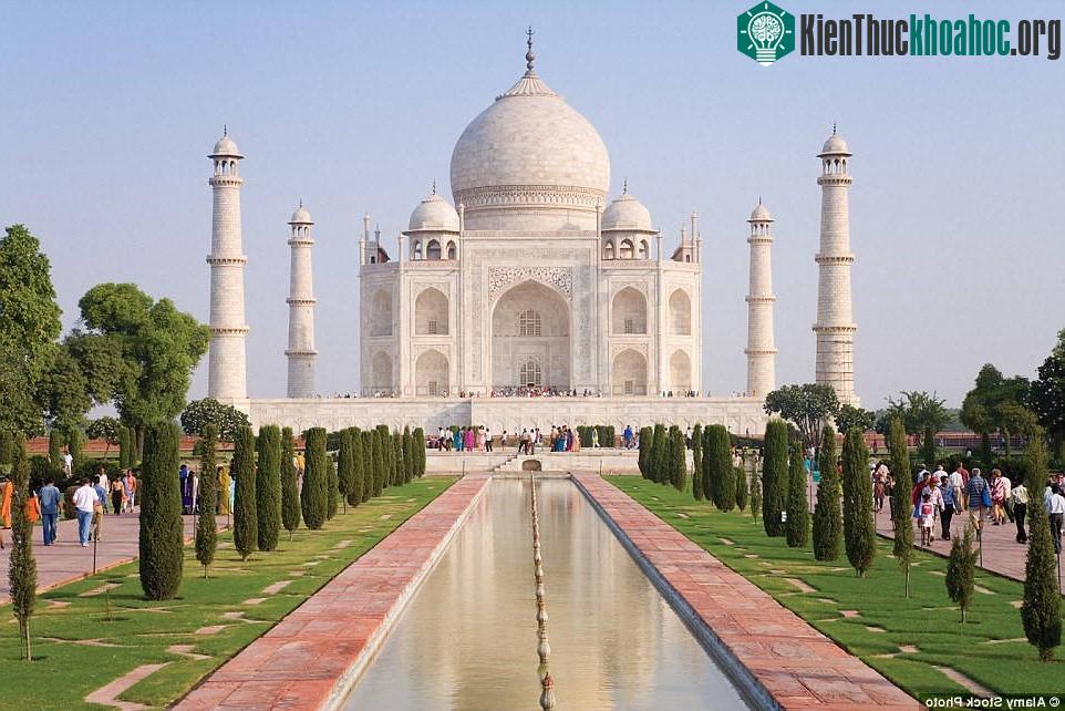 5. Lăng Taj Mahal, Agra, Ấn Độ: Được mô tả "là thành tựu kiến trúc vĩ đại nhất thế gian", lăng Taj Mahal là một trong những công trình nổi tiếng nhất thế giới. Trở thành Di sản thể giới t...