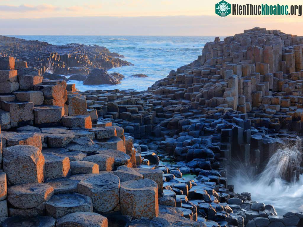 Ghềnh đá đĩa khổng lồ (Giant Causeway) ở County Antrim được cho là hình thành từ vụ phun trào núi lửa cách đây 60 triệu năm.