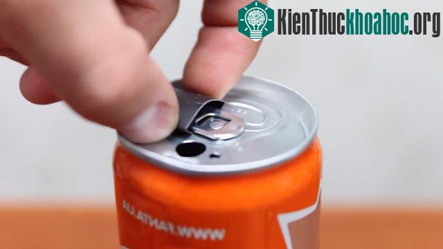Cần chỉnh sửa và cắt gọt lại sao cho miếng cao su có thể phủ hết được phần nắp của lon nước.