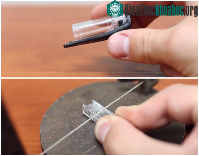 Bây giờ bạn hãy lấy nắp đậy của chiếc bút bi ra và tháo bỏ phần đầu nắp.
