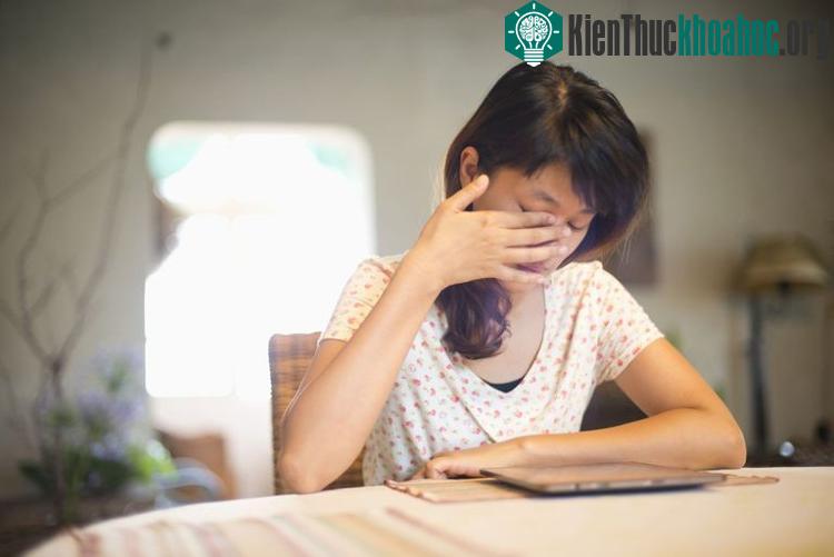 Giấc ngủ làm thư giãn cơ bắp dẫn đến việc các tuyến tiết meibum giải phóng lượng nhiều hơn so với lúc thức.