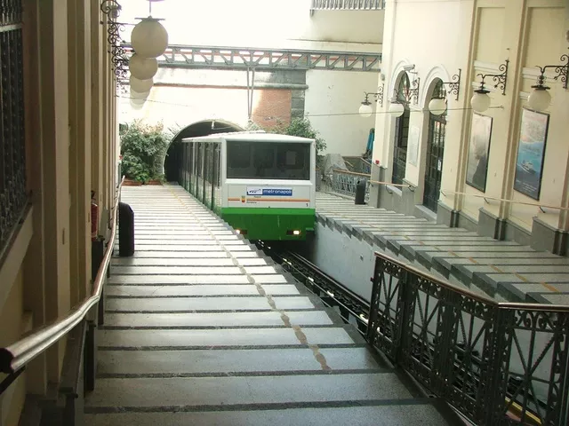 Một trong những tuyến đường sắt leo núi tấp nập nhất thế giới, Funicolare Centrale là tuyến đường thứ tư được lắp đặt tại trung tâm thành phố Napoli. Mỗi năm, khoảng 10 triệu khách sử dụng nó để di...