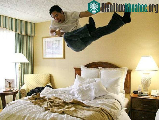 Có nhiều cách để ngăn chặn mộng du, chẳng hạn như: tránh uống các chất kích thích như cà phê và rượu trước khi ngủ, dành thời gian ngủ trưa, không ăn quá gần giờ đi ngủ, thiết lập thói quen đi ngủ ...