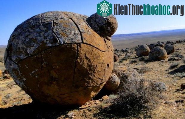 những quả cầu đá này là kết quả của hiện tượng kết tủa khoáng chất.