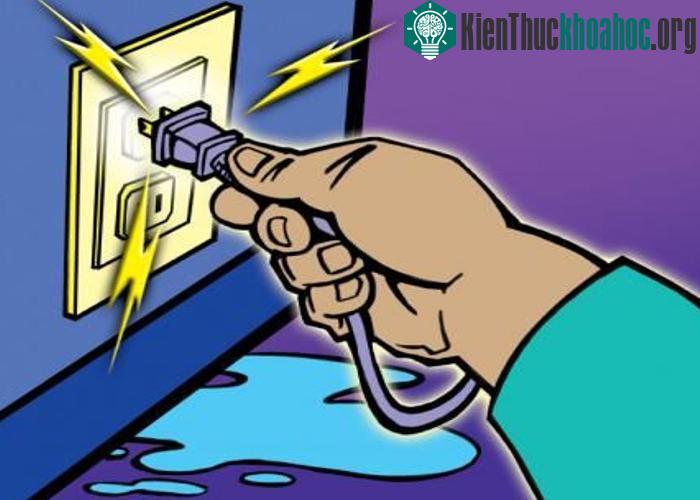 Nguy cơ bị giật điện sẽ thấp hơn rất nhiều nếu bạn dùng tay khô.