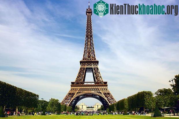 Trong Chiến tranh thế giới 1, tháp Eiffel đóng vai trò quan trọng, đặc biệt là trong trận Marne năm 1914. Vào thời điểm đó, khi đứng từ đỉnh tháp Eiffel, người ta có thể gửi tín hiệu chỉ đạo quân đ...