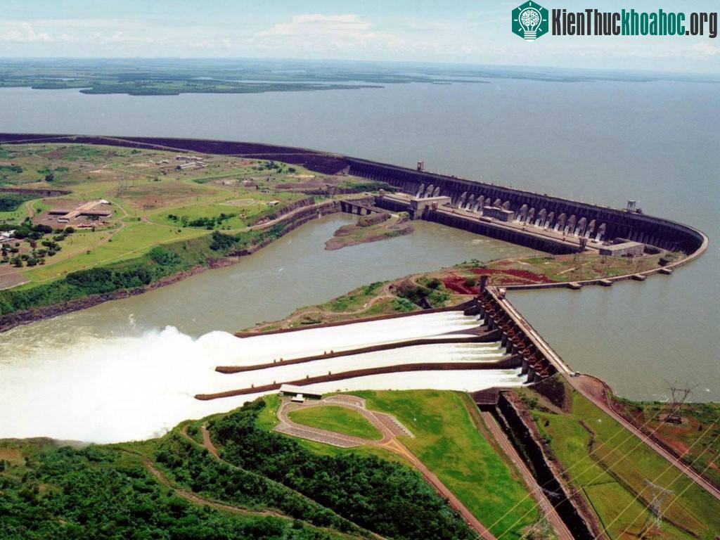 Năm 2015, đập Itaipu ở biên giới Brazil và Paraguay tạo ra 89,5 Twh điện mỗi năm, hơn bất cứ đập thủy điện nào trên thế giới. Nơi này cung cấp 75% lượng điện của Paraquay và gần 20% của Brazil.