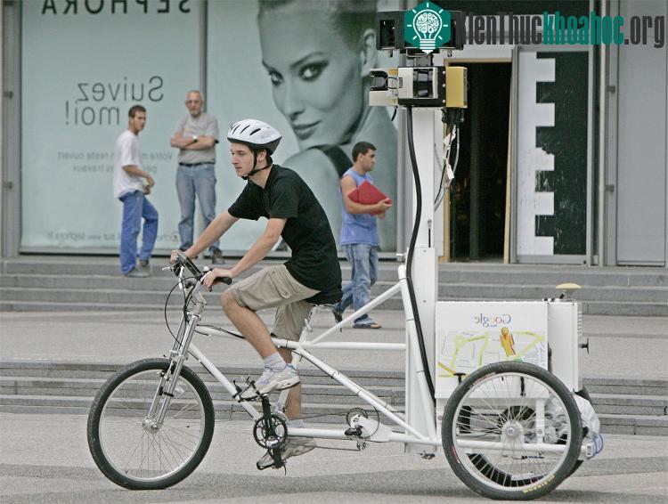 Chiếc xe được trang bị 9 camera, một thiết bị định vị GPS để người đạp xe có thể di chuyển, chụp ảnh phục vụ cho chương trình của Google Maps.