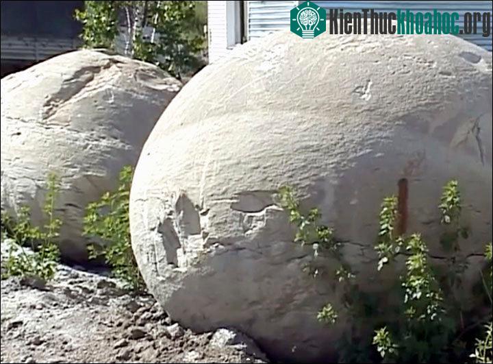 Những khối cầu hình thành theo cách tương tự như ngọc trai, khi một hạt cát lọt vào bên trong con trai và nó cố đẩy hạt cát ra. Nước chảy qua đá trầm tích để lại nhiều khoáng chất giúp kết dính cát...