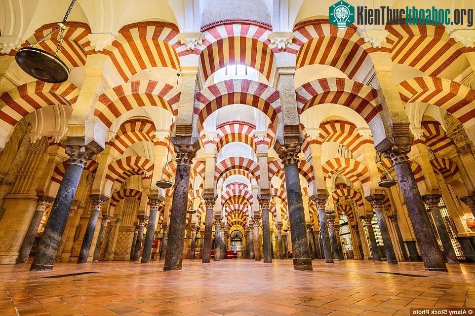 6. Thánh đường Cordoba, Cordoba, Tây Ban Nha: Thánh đường Cordoba có lịch sử thú vị không kém gì kiến trúc lộng lẫy với mái vòm và cột chống bên ngoài. Ngày nay, du khách tới đây để được lang thang...