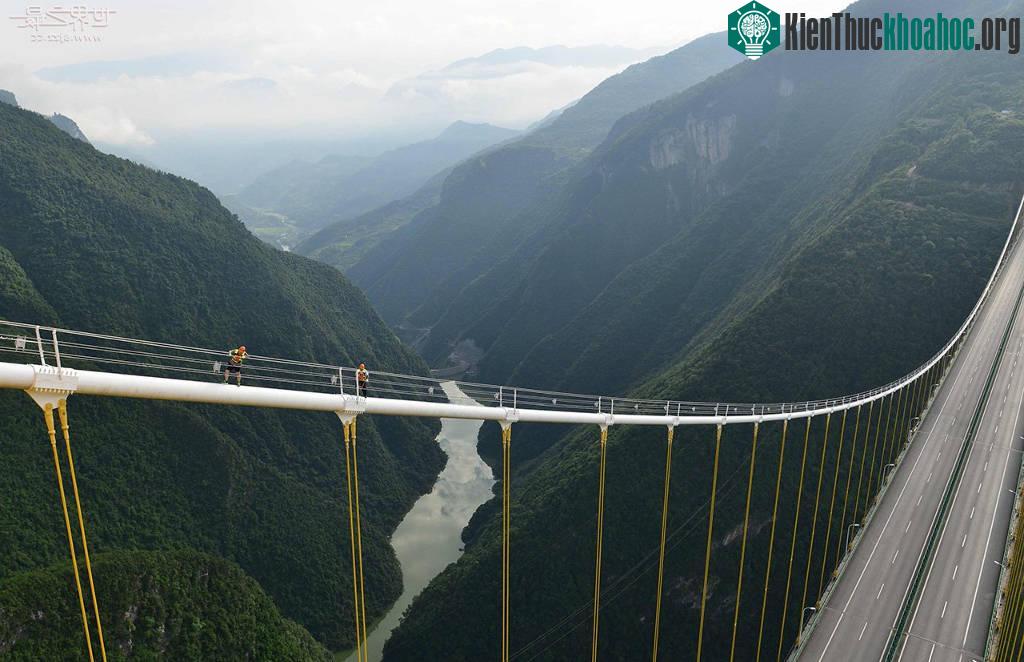 Con người thật nhỏ bé trước công trình khổng lồ này
