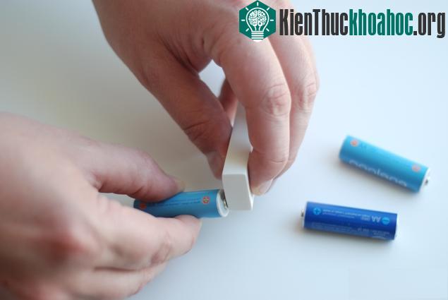 Nếu bạn chà xát tẩy với đầu pin (loại có thể sạc lại), tuổi thọ của pin sẽ kéo dài hơn.