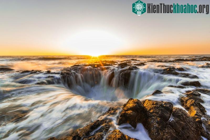 Giếng thần Thor ban đầu có thể là một hang biển, sau đó một phần trần hang sụp xuống và bị nước biển xói mòn.