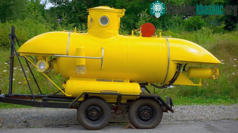 Tàu lặn một người lái K-250 được thiết kế bởi cựu đại tá Mỹ George Kittredge trong những năm 60.