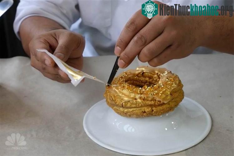 Bạn nên cân nhắc trước khi có ý định thử một món ăn dát vàng.