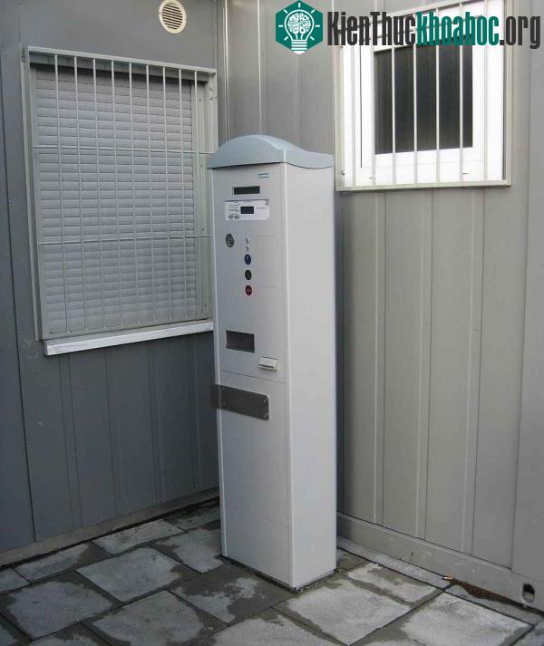 Các máy bán hàng tự động bên đường, nơi gái mại dâm phải mua một vé để làm việc.