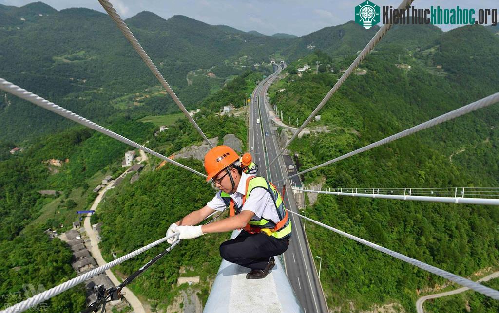 Các kỹ sư bảo trì làm việc trên cầu