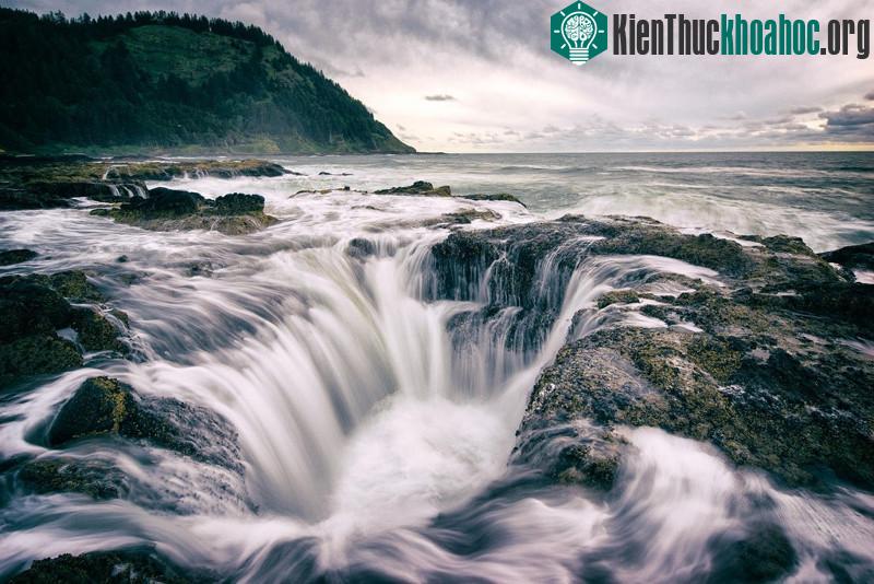 Từ tháng 5/2016, 3 du khách đã bị sóng mạnh bất ngờ gần giếng quật ngã.
