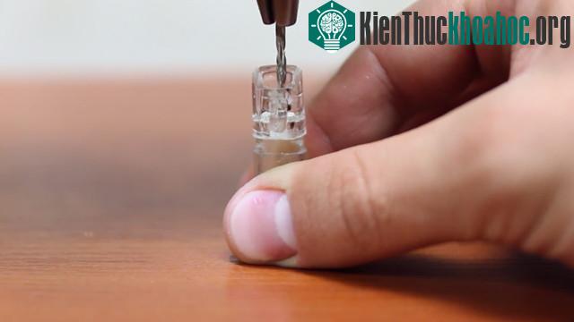 Tiếp theo hãy dùng khoan để đụt một lỗ nhỏ bên trong nắp bút.