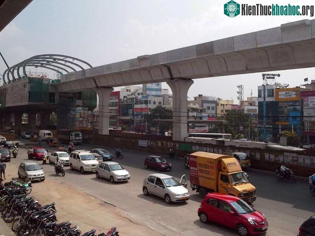 Đường tàu Hyderabad dài 74 km sẽ đem lại cho Ấn Độ khả năng kiểm soát giao thông tàu hỏa. Dự án sẽ hoàn tất năm 2017.