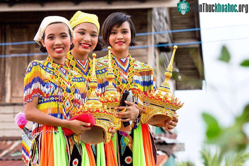 Đầu là bộ phận thiêng liêng nhất của cơ thể. Bạn không được phép chạm vào đầu người Thái, ngay cả trẻ em. (Ảnh: Ideasworld).
