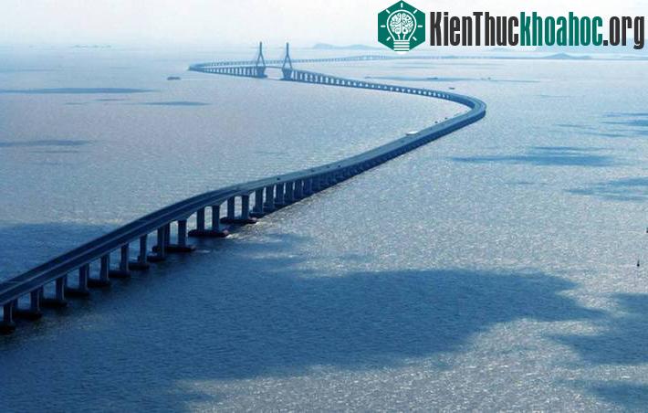 Cầu bắc qua vịnh Hàng Châu ở Trung Quốc.