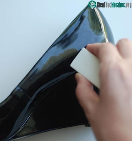 Cục tẩy cũng làm sạch vết bẩn rất hiệu quả với những đôi giày bóng, giày da lộn.
