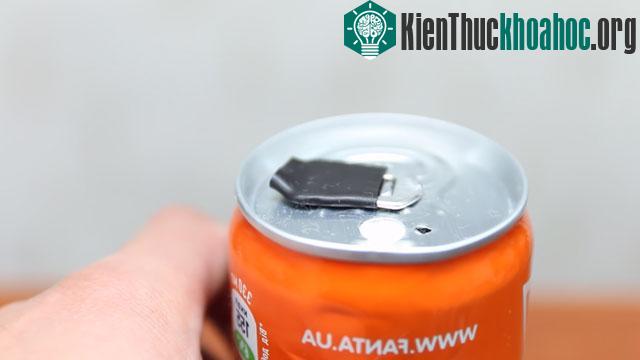 Đây là sau khi chúng ta đã nhét bông gòn và dùng ống cao su để bịt phần van mở lon nước.