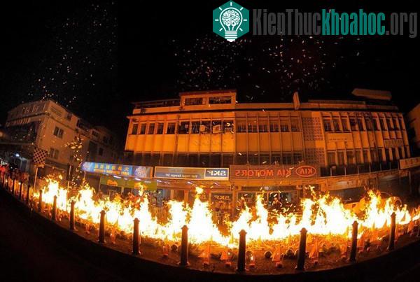 Malaysia cũng có những phong tục trong tháng cô hồn gần giống với người Trung Quốc như thả đèn tiễn vong linh, dâng cúng các vật phẩm, đốt vàng mã...
