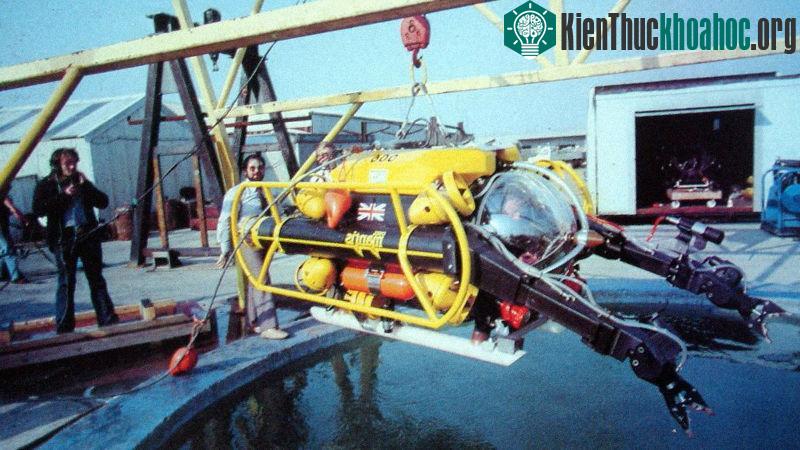 Tàu Mantis được thiết kế bởi Graham Hawkes, kỹ sư hàng hải và nhà thiết kế tàu ngầm người Anh. Nó từng xuất hiện trong một bộ phim về điệp viên 007: For Your Eyes Only.