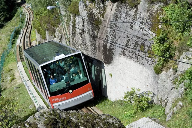 Uốn cong qua những ngọn xanh tươi gần thành phố Bergen, tuyến đường Fløibanen Funicular được xây dựng chủ yếu để phục vụ cho du lịch hơn là phương tiện vận chuyển công cộng.