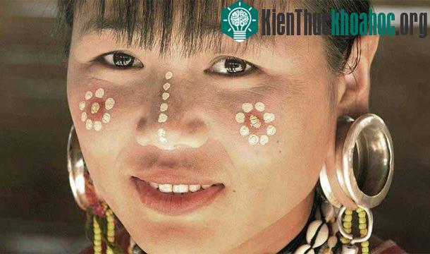 Người Inca có tập tục làm đẹp khá kỳ lạ và có phần ghê rợn đó là xỏ lỗ tai khiến dái tai dài chạm đến vai.