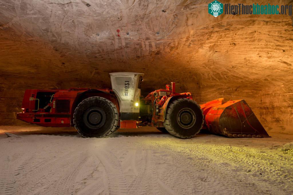 Quá trình khai thác muối đá sử dụng cơ giới hoàn toàn, những chiếc máy khoan cắt khổng lồ mới có thể cắt nổi bức tường muối đá vô cùng rắn chắc.