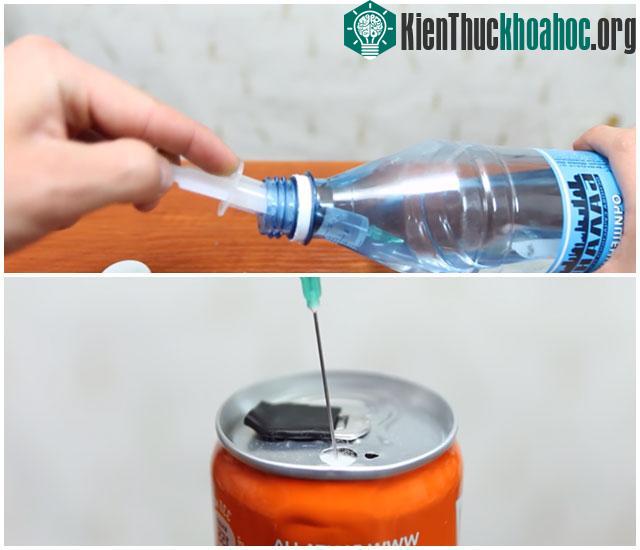 Tiếp theo bạn hãy dùng kim tiêm, rút cồn vào ống tiêm và bơm vào phần bông gòn trong lon.