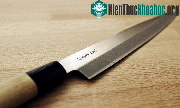 Khi bị vật sắc nhọn đâm vào người, bạn tuyệt đối không được nhổ ra.
