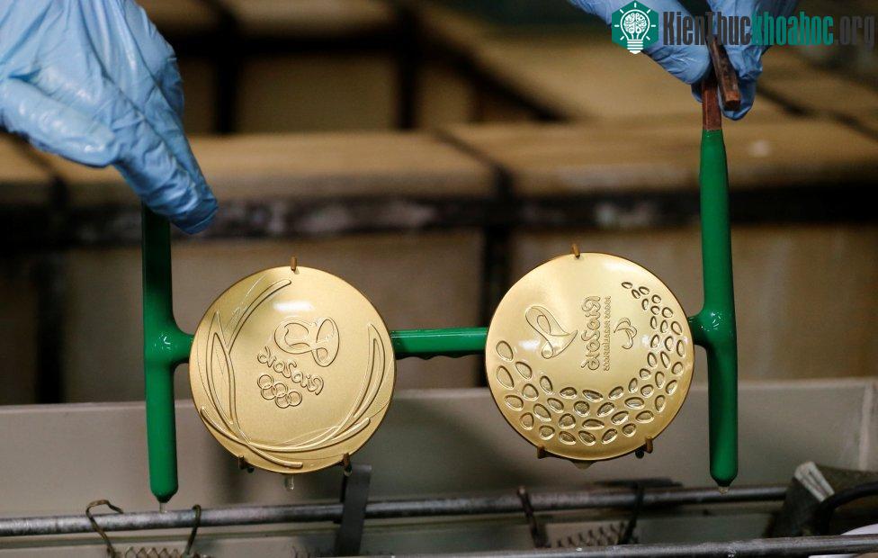 Mất khoảng 48 tiếng để hoàn thành một chiếc huy chương.