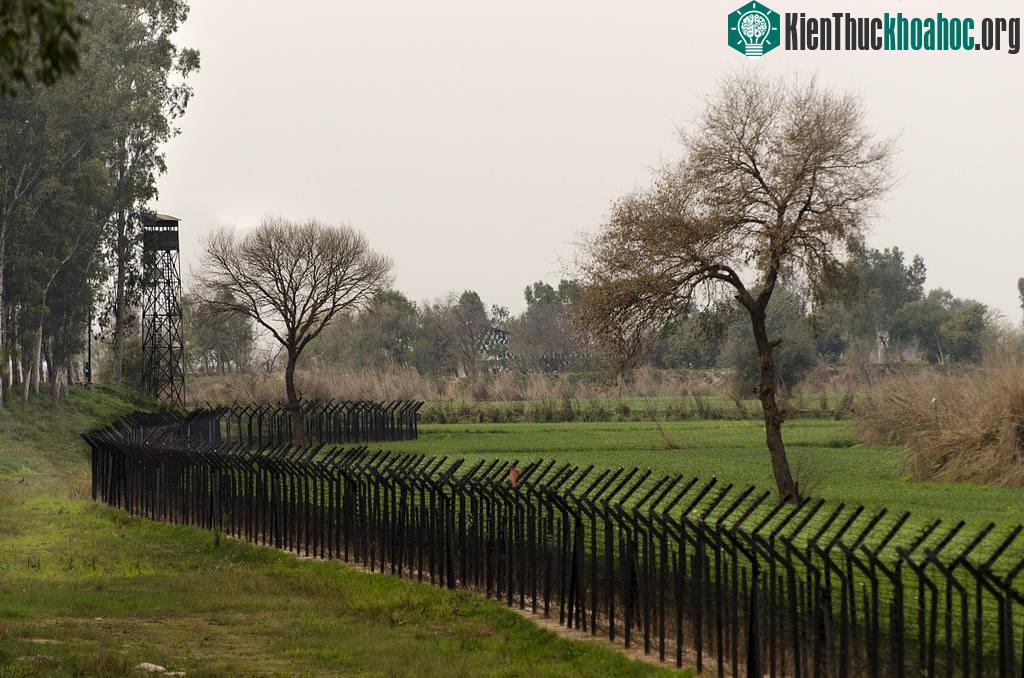 Hàng rào cọc thép kẽm gai là phân định ranh giới rõ ràng giữa hai quốc gia Ấn Độ và Pakistan.