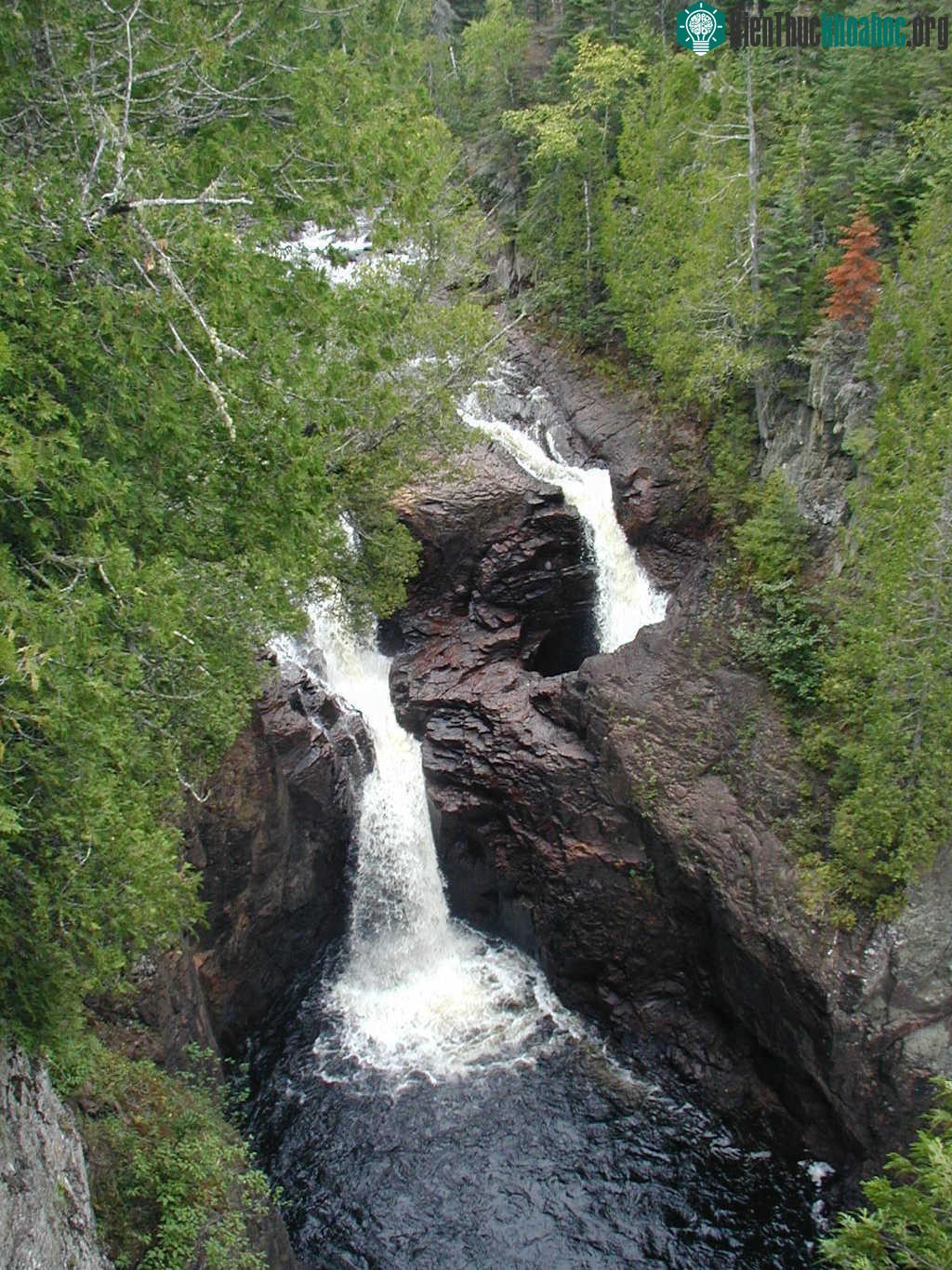 Thác Devil's Kettle còn chứa đựng nhiều bí ẩn.