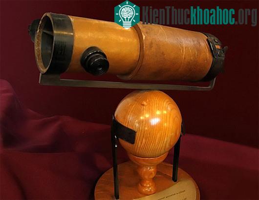 Một bản sao của chiếc kính viễn vọng phản xạ do Newton chế tạo và đã trình bày trước Hội đồng hoàng gia vào năm 1672