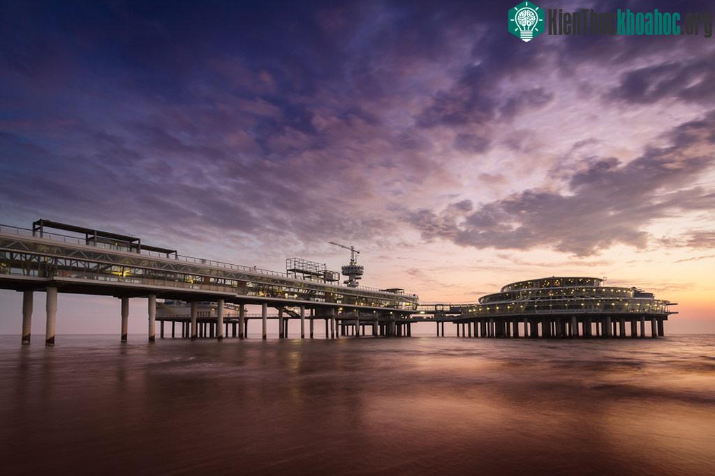 Cầu cảng nằm ở thị trấn Scheveningen có thiết kế lạ mắt. Cầu có hai tầng, tầng dưới kín còn tầng trên mở. Một nhánh của cầu cảng có khu mua sắm, nhà hàng, phòng họp và tháp cao 60 m phục vụ du khác...